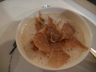 Oi, Auberge du Lac! This is how you use white truffles...